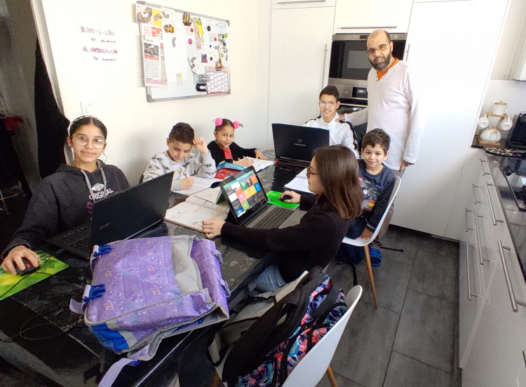 Mourad Azdia et ses six enfants à l'heure des devoirs.